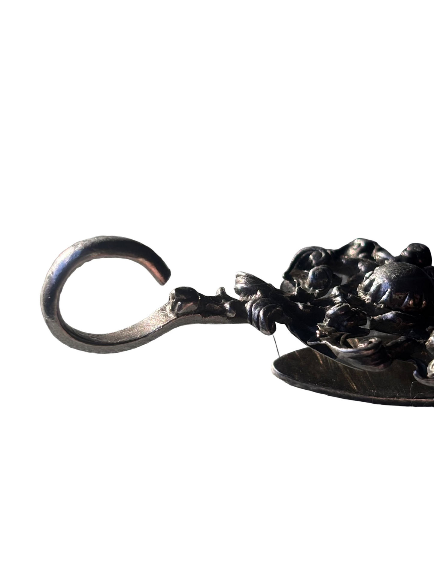 1860-1861 William Comyns Sterling silver hook/clip adorned with cherubs and an eagle