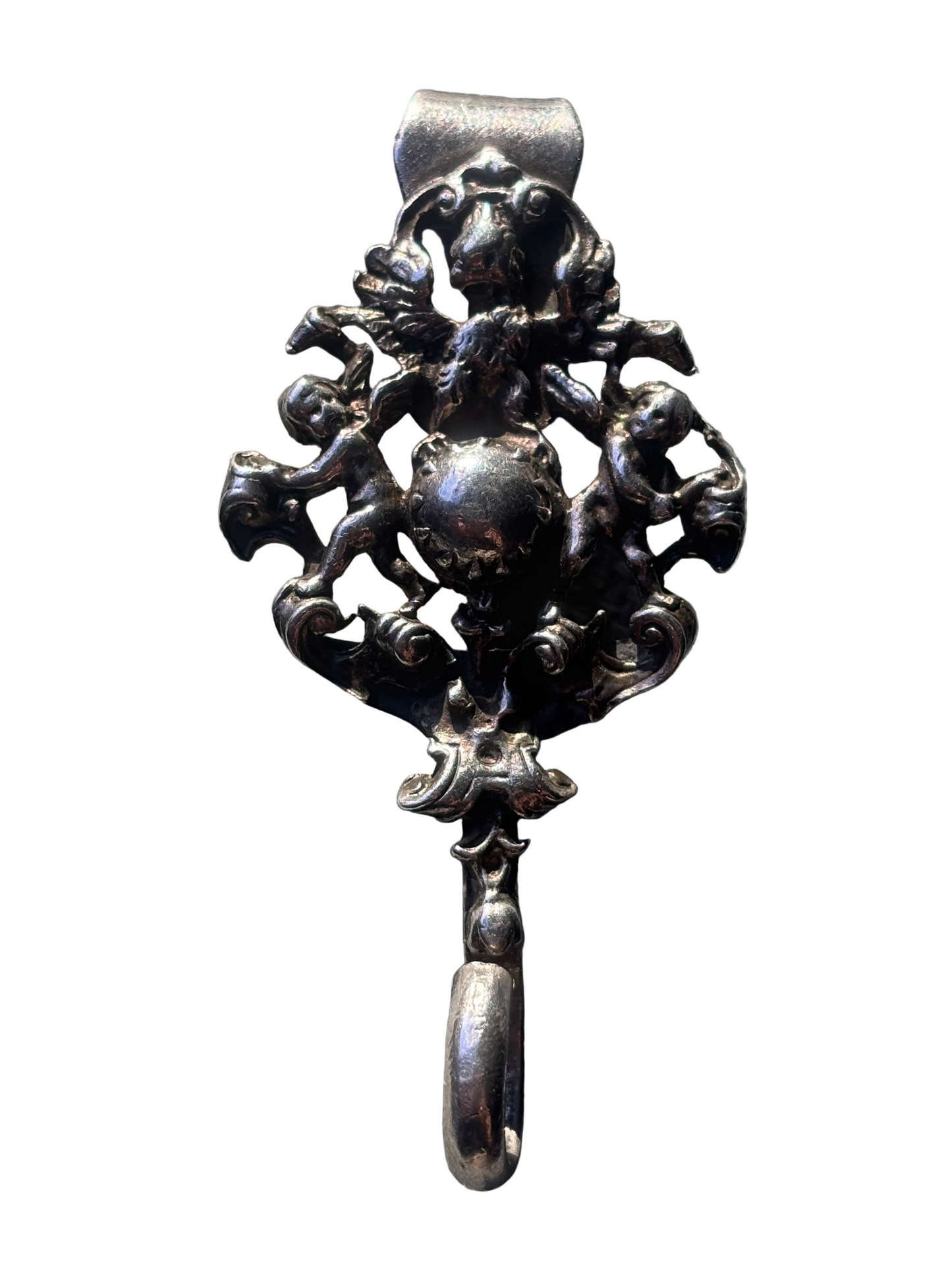 1860-1861 William Comyns Sterling silver hook/clip adorned with cherubs and an eagle