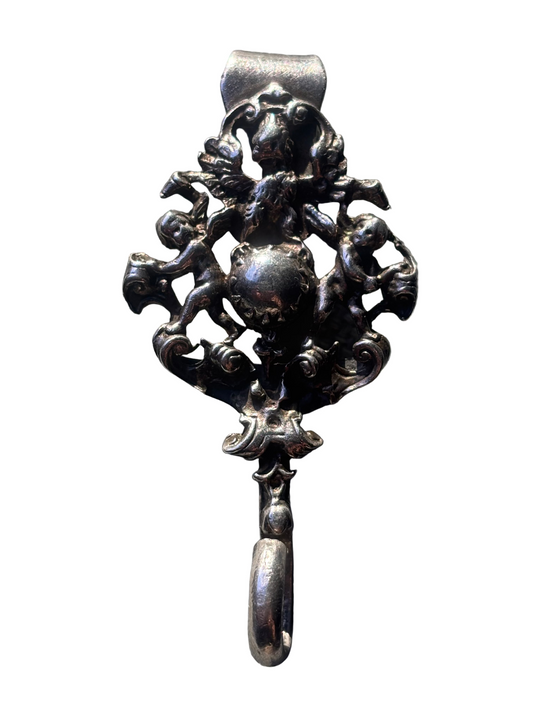 1860-1861 William Comyns Sterling silver hook/clip adorned with cherubs and an eagle