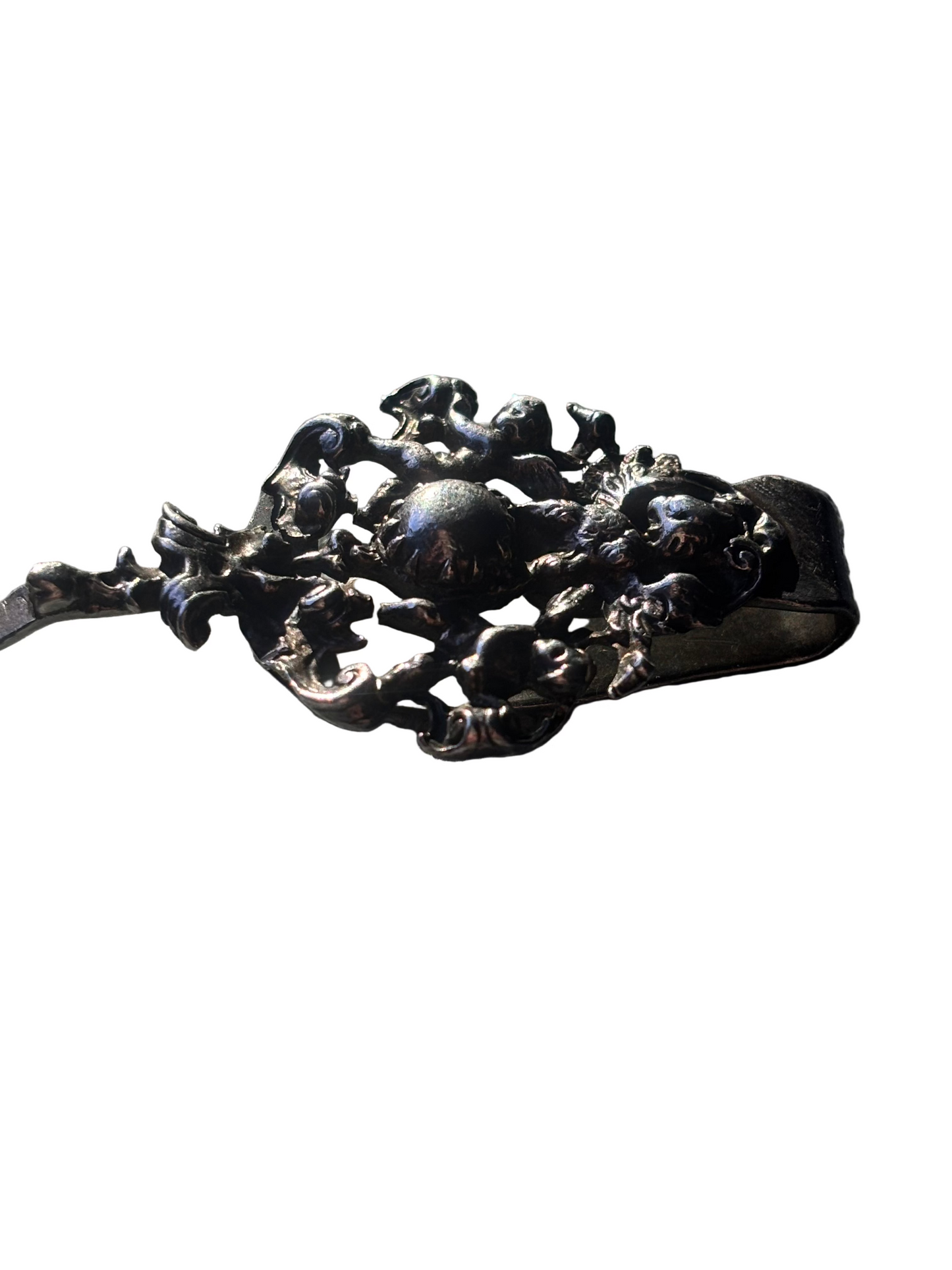 1860-1861 William Comyns Sterling silver hook/clip adorned with cherubs and an eagle